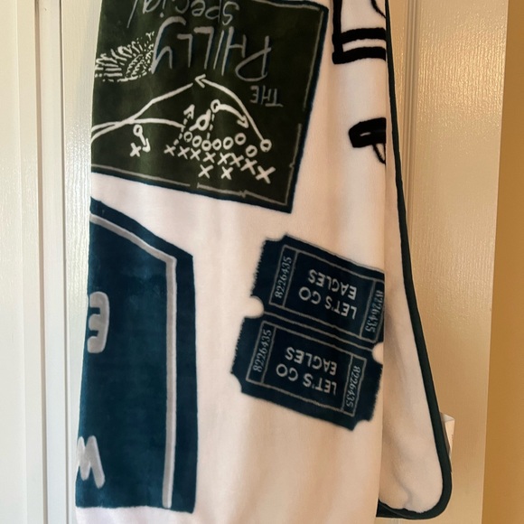 EAGLES FANS-NEW with Tags-Philadelphia Eagles NFL 60” x 70” Soft Plush Blanket - Picture 3 of 4